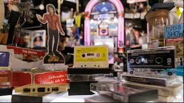 SAO PAULO SP 07/11/2024 CADERNO 2 - VOLTA DAS FITAS CASSETES/ ERIC DISCOS - A loja Eric Discos, no bairro de Pinheiros, comercializa vinis, CD`s e fitas cassetes de estilos variados. FOTO Taba Benedicto/ EstadãoSAO PAULO SP 07/11/2024 CADERNO 2 - VOLTA DAS FITAS CASSETES/ ERIC DISCOS - A loja Eric Discos, no bairro de Pinheiros, comercializa vinis, CD`s e fitas cassetes de estilos variados. FOTO Taba Benedicto/ Estadão. Foto: Taba Benedicto/ Estadão