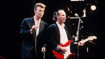 David Bowie e Adrian Belew colaboraram no fim dos anos 1970. Foto: Reprodução/David Bowie via Facebook