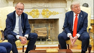 O chanceler alemão, Friedrich Merz, e o presidente americano, Donald Trump, durante encontro no Salão Oval da Casa Branca