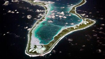 Imagem aérea mostra a base militar em Diego García, ilha no arquipélago Chagos.